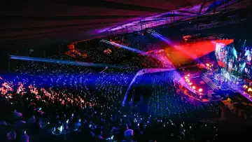 Задник до фильму"LE SSERAFIM TOUR 