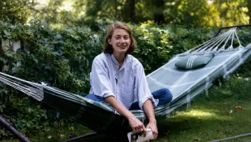 Задник до фільму "Mary Oliver: Saved by the Beauty of the World" #1205303