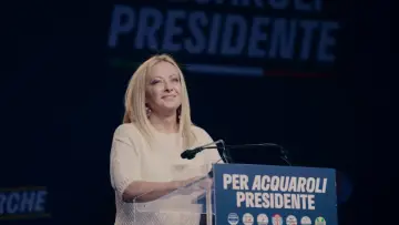 Задник до фільму "Le cas Meloni" #1142578