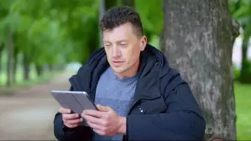 Задник до фильму"Gefährliche Apps - Im Netz der Datenhändler" #921348