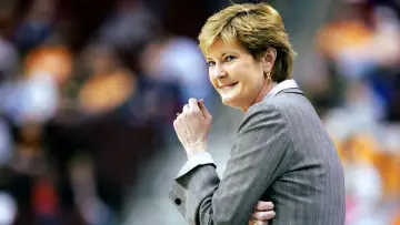 Задник до фильму"Breaking Glass: The Pat Summitt Story" #772049