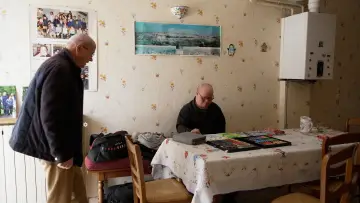 Задник до фільму "Une Place pour Eux ? Vieillir avec la Trisomie 21" #779223