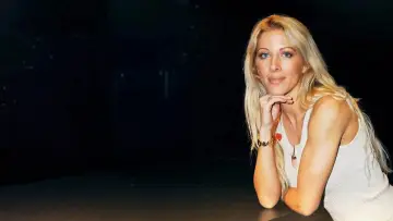 Задник до фільму "Loana Story : Le destin brisé d