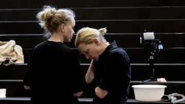 Задник до фільму "National Theatre Live: Electra/Persona" #1616179