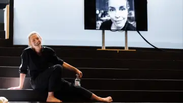 Задник до фільму "National Theatre Live: Electra/Persona" #1616184