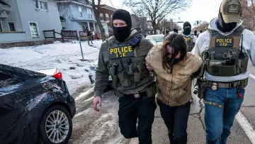 Задник до фильму"Ligne Rouge : ICE  au coeur de la police anti-migrants" #1171421
