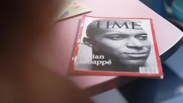 Задник до фильму"Mbappé, la diplomatie du ballon rond" #856278
