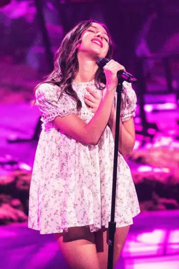 Постер до фильму"Billions Club Live with Olivia Rodrigo: A Concert Film" #1164800