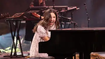 Задник до фильму"Billions Club Live with Olivia Rodrigo: A Concert Film" #823049