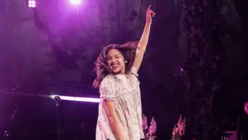 Задник до фильму"Billions Club Live with Olivia Rodrigo: A Concert Film" #823050