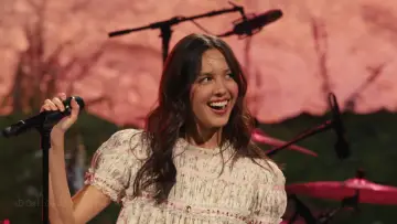 Задник до фильму"Billions Club Live with Olivia Rodrigo: A Concert Film" #823058