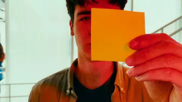 Задник до фильму"¿ME ESTÁS DICIENDO QUE SABES LO QUE TIENES QUE HACER PORQUE RECIBES NOTAS DEL FUTURO QUE TE LO DICEN?" #843405