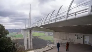 Задник до фільму "Meurtres à Millau" #1641926