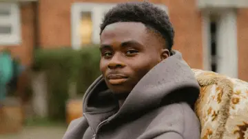 Задник до фильму"Bukayo Saka: The Time Is Now" #912456