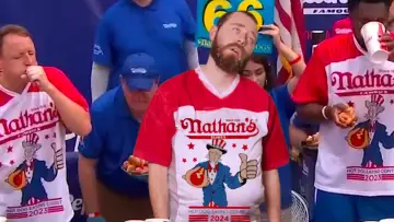 Задник до фильму"Howard’s Way: The Hot Dog Howard Story" #823136