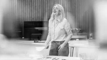 Задник до фільму "National Theatre at Home: Some Woman" #1757230