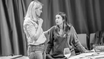 Задник до фільму "National Theatre at Home: Some Woman" #1757232
