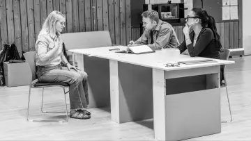 Задник до фільму "National Theatre at Home: Some Woman" #1757234