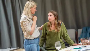 Задник до фільму "National Theatre at Home: Some Woman" #1757245