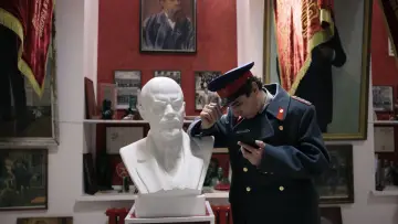 Задник до фільму "Pionul lui Lenin" #912262