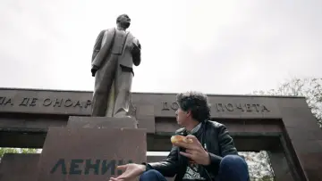 Задник до фільму "Pionul lui Lenin" #912270