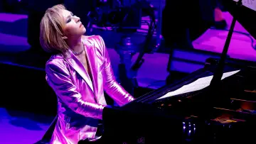 Задник до фільму "YOSHIKI CLASSICAL 2026 in LOS ANGELES at WALT DISNEY CONCERT HALL “VIOLET NIGHT”" #1229074