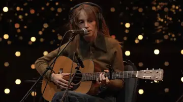 Задник до фильму"Maya Hawke - live on KEXP" #918162