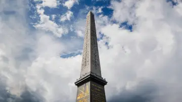 Задник до фільму "De Louxor à Paris : l