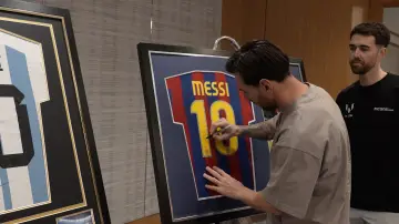 Задник до фильму"Signed, Sealed & Delivered: Inside the Billion-Dollar World of Sports Collectibles" #956031