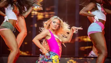 Задник до фильму"Zara Larsson: Pinkpop Festival 2026" #956748