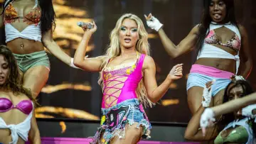 Задник до фильму"Zara Larsson: Pinkpop Festival 2026" #956749
