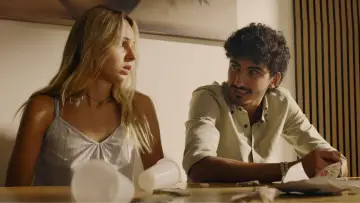 Задник до фільму "Who broke the vase?" #957159