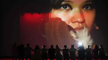 Задник до фильму"Dead Parents Club" #952769