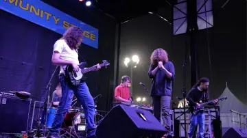 Задник до фильму"Yaupon Holly: Live at the Florida Fair" #963338