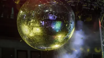 Задник до фільму "Dorfdisco - Saturday Night Fever auf dem Land" #1177335