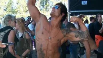 Задник до фільму "Poster Boy: Becoming Zyzz" #1205230