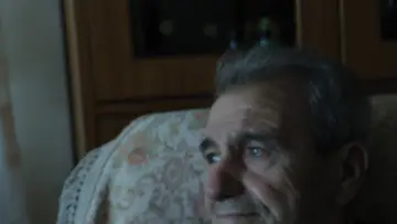 Задник до фильму"Η ΛΥΕΡΗ ΤΖ