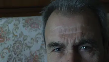 Задник до фильму"Η ΛΥΕΡΗ ΤΖ