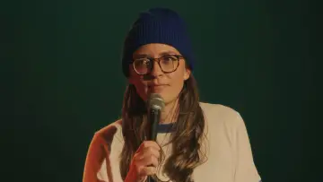 Задник до фильму"Emily Catalano: The Introvert" #1192066