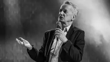 Задник до фільму "Frank Skinner: 30 Years of Dirt" #1638926