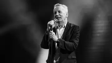 Задник до фільму "Frank Skinner: 30 Years of Dirt" #1638927