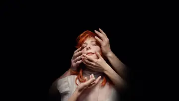 Задник до фільму "Mylène Farmer : Égrégore - L