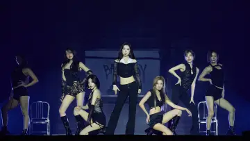 Задник до фильму"Red Velvet FAN-CON 