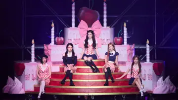 Задник до фильму"Red Velvet FAN-CON 
