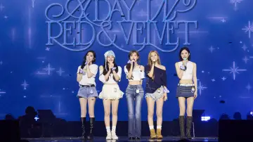 Задник до фильму"Red Velvet FAN-CON 