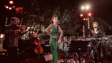 Задник до фільму "Sofiane Saidi, Camelia Jordana & Théo Ceccaldi - Jazz à Porquerolles 2026" #1226216