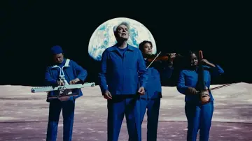Задник до фільму "David Byrne: Who Is The Sky?" #1625129