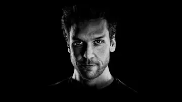 Задник до фільму "Funny Money: The Dane Cook Story" #1572629