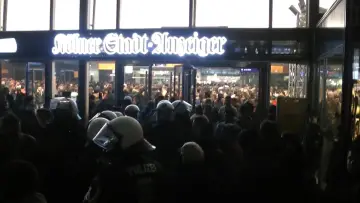 Задник до фільму "Die Kölner Silvesternacht - Die Nacht der Ohnmacht" #1577707