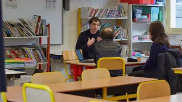 Задник до фільму "Une petite école française" #1635767
